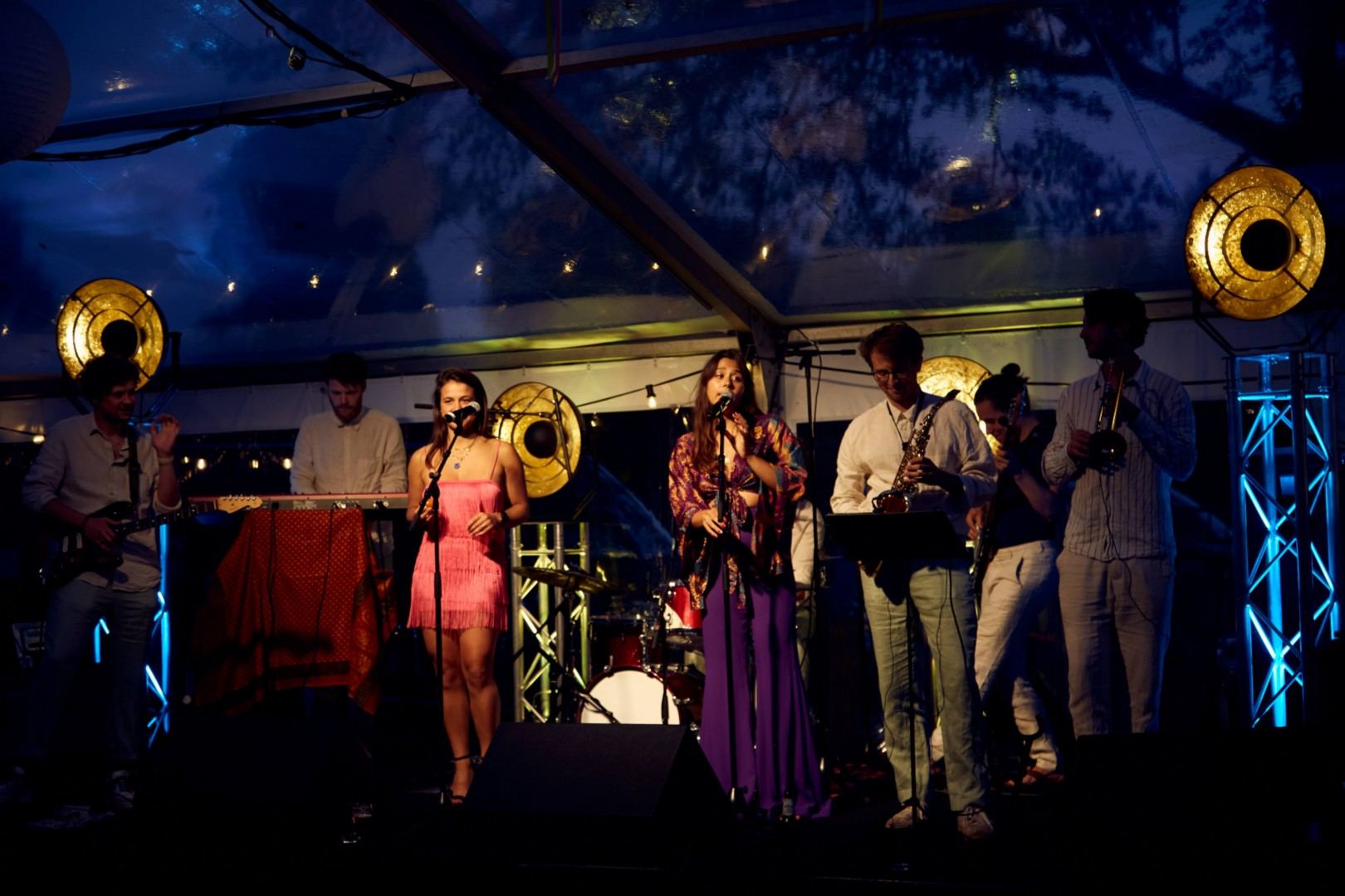 The Fundamentals live op een bruiloft, in een tent bij avond
